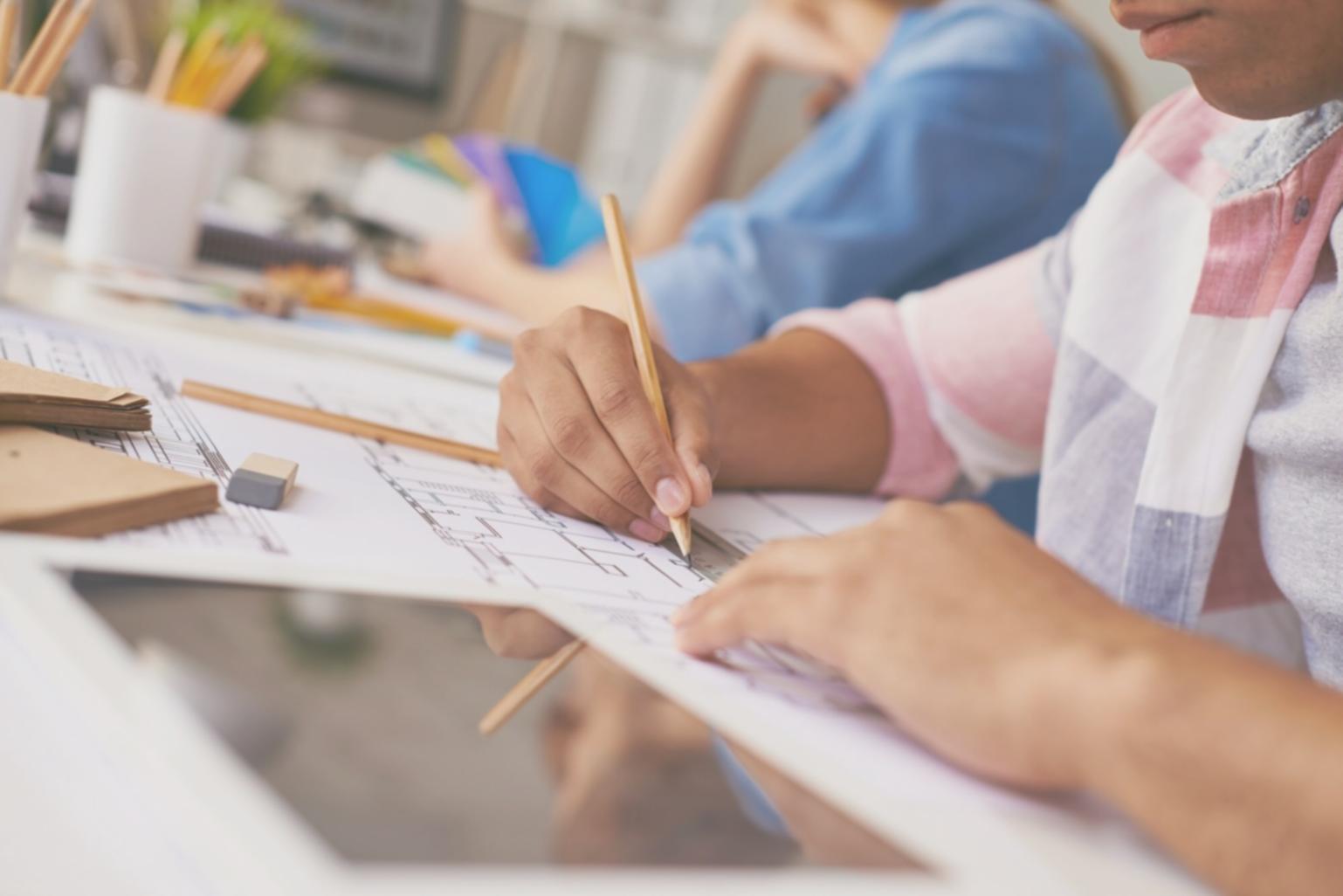 Atelier créatif de gestion budgétaire avec participants engagés